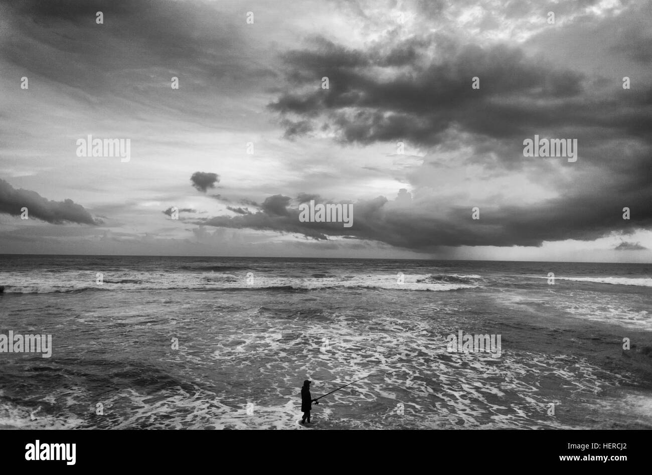 Il pescatore am Meer, Wolkenstimmung, Sri Lanka, schwarz-weiÃŸ Foto Stock