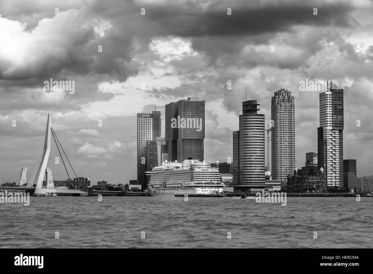 Skyline e il porto di Rotterdam, skyline, alta sorge, architettura skyscraper, acqua, Aida, la nave di crociera, crociera, Ponte Erasmus Foto Stock