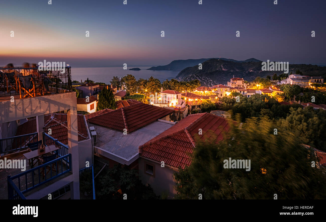 La notte scende nella città vecchia di Alonissos Foto Stock