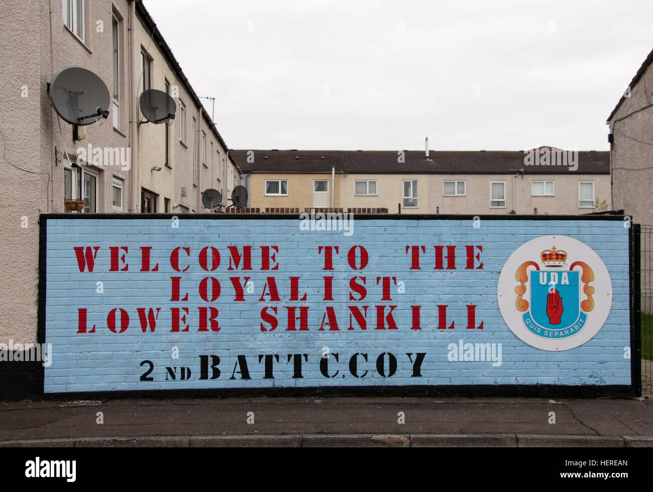 UDA murale su una inferiore alloggiamento Shankill Station Wagon Foto Stock