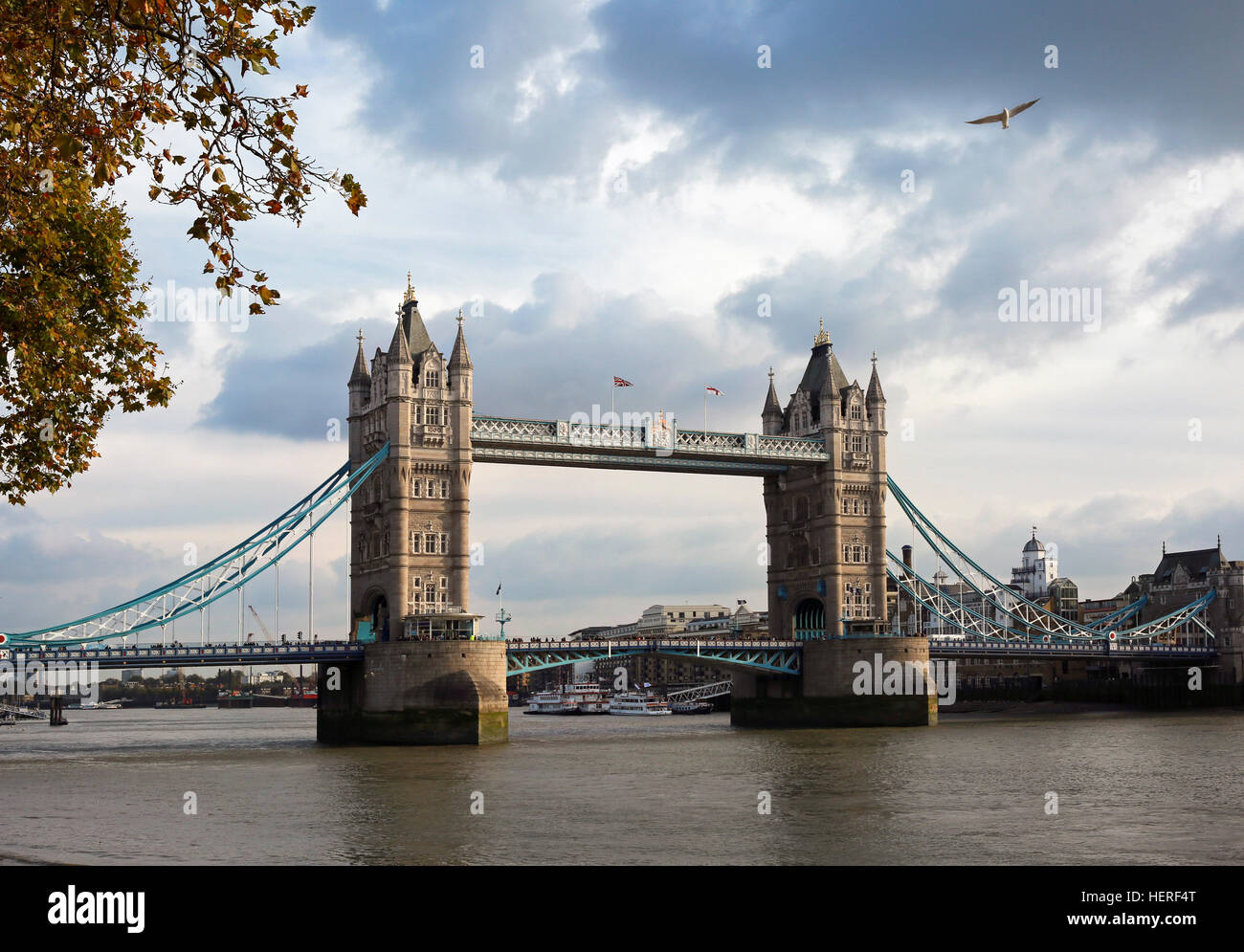 Il Tower Bridge, autunno, London, England, Regno Unito Foto Stock