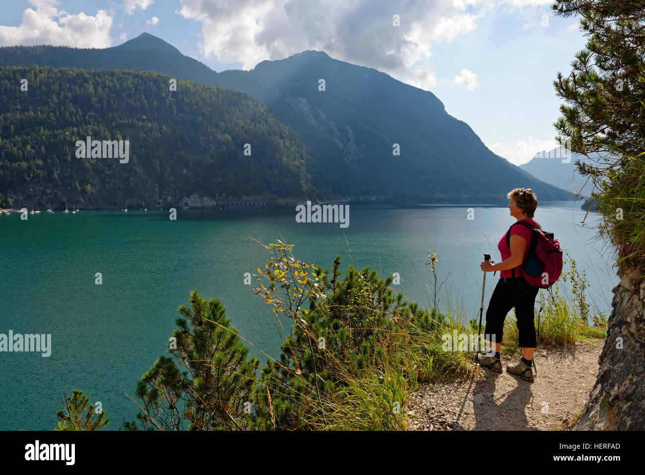 Donna escursionista sul sentiero Mariensteig, lago di Achen in Tirolo, Austria Foto Stock