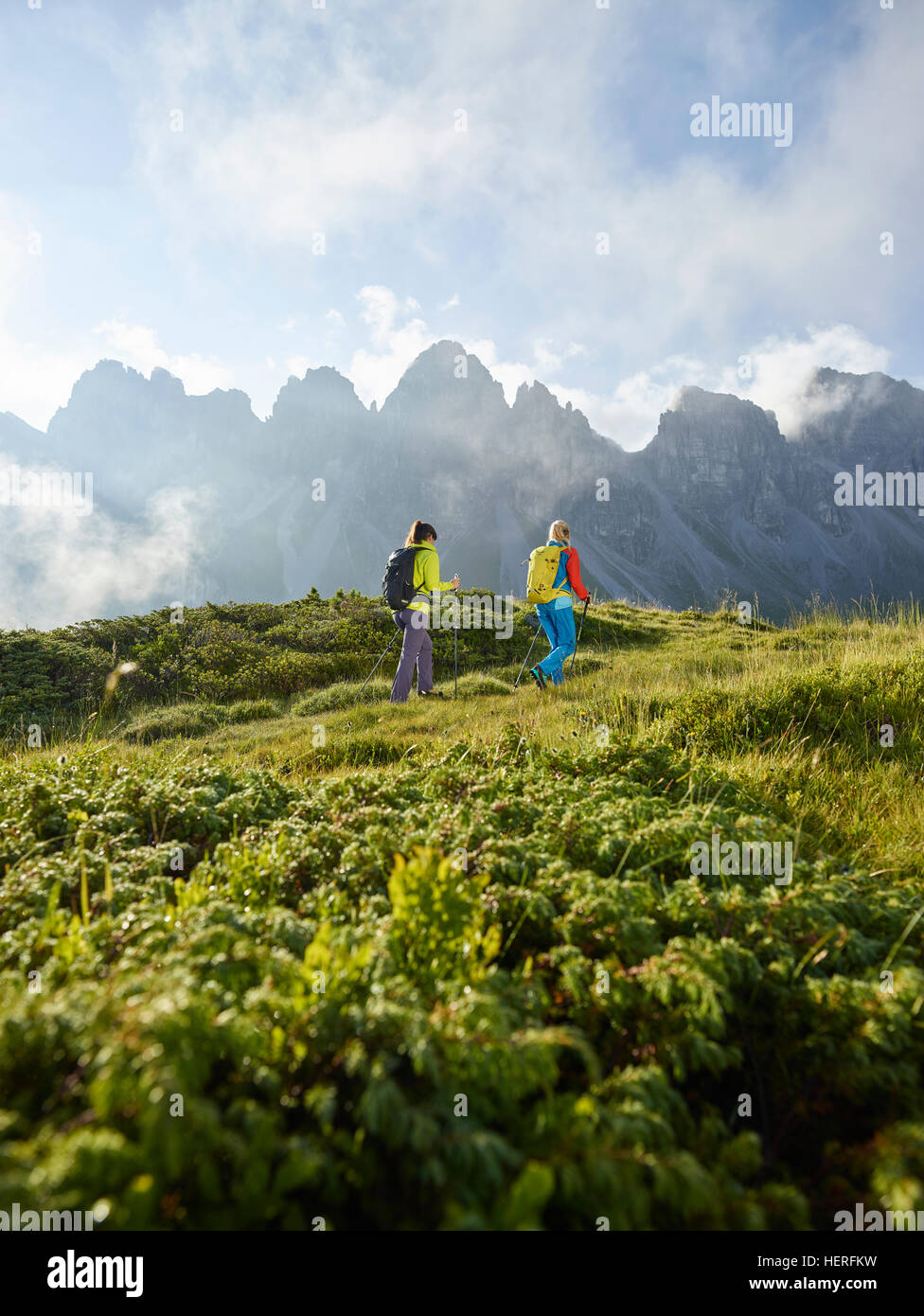 Gli escursionisti in montagna, Kalkkögel, Kemater Alm, Tirolo, Austria Foto Stock