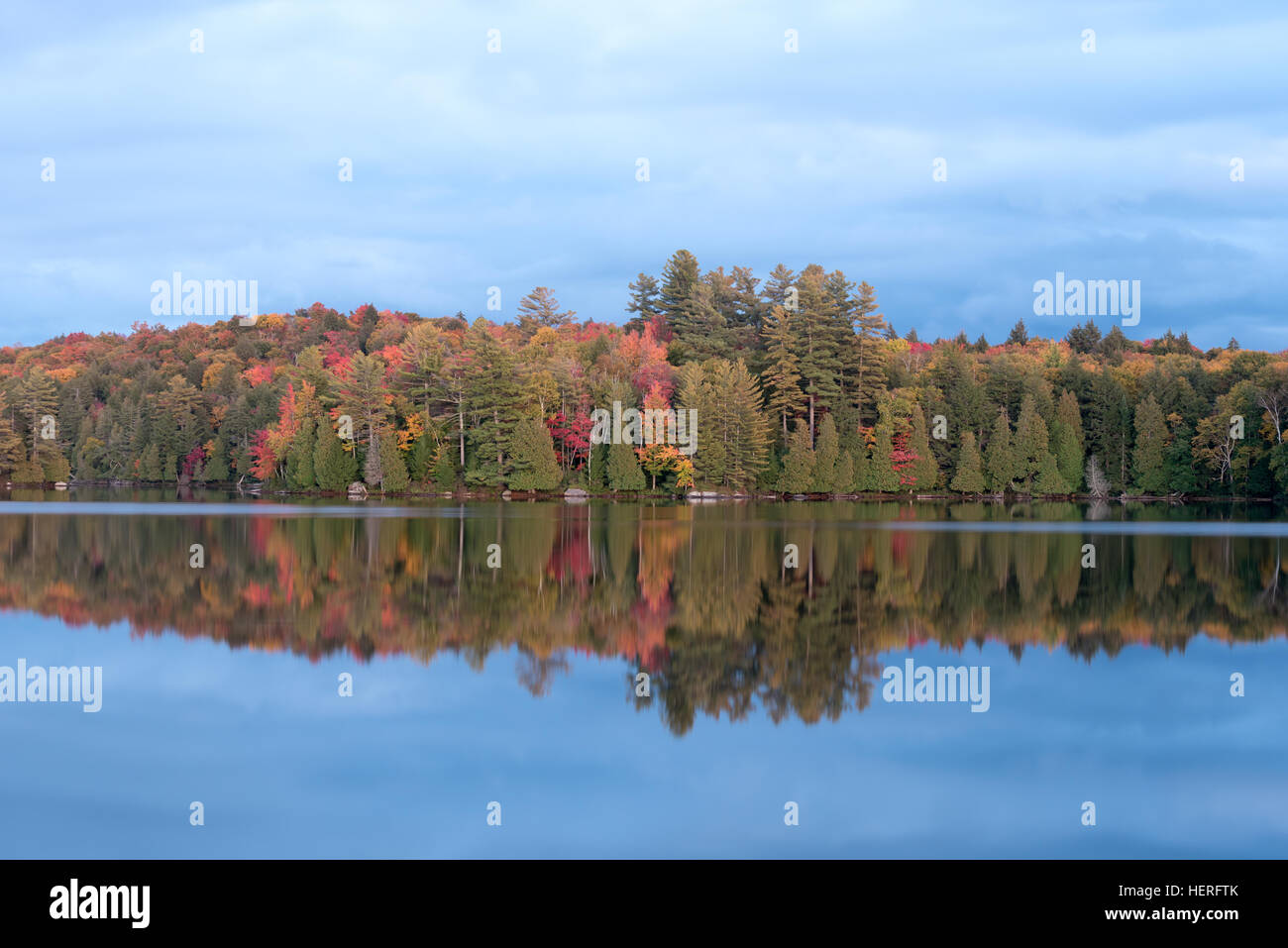 Tramonto sulla lunga vasca, Regis Canoe Area, Adirondack State Park, New York. Foto Stock