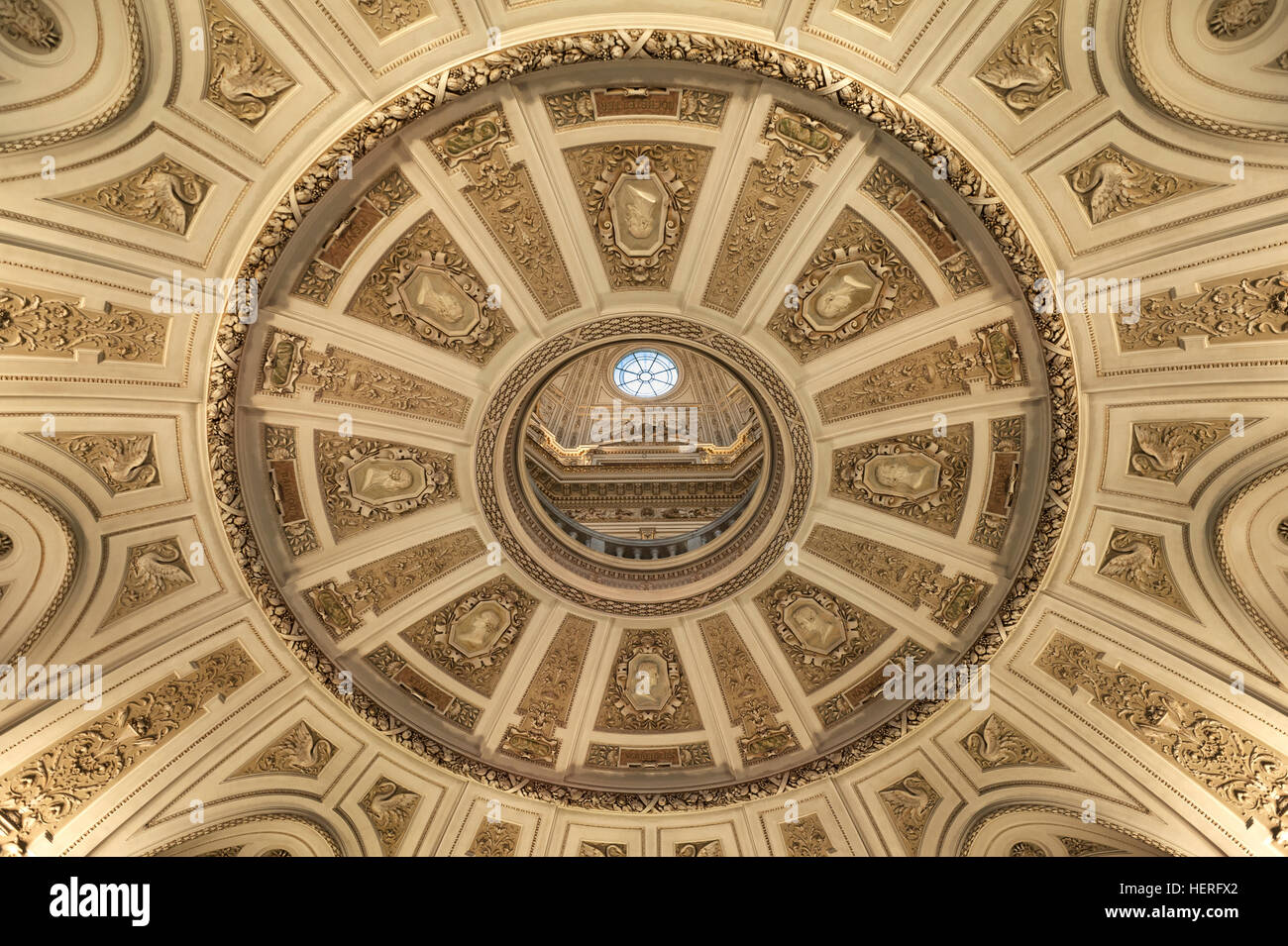Multipiano cupola dell'edificio centrale, angolo di visualizzazione, il Museo di Storia Naturale, aperto nel 1889, Vienna, Austria Foto Stock