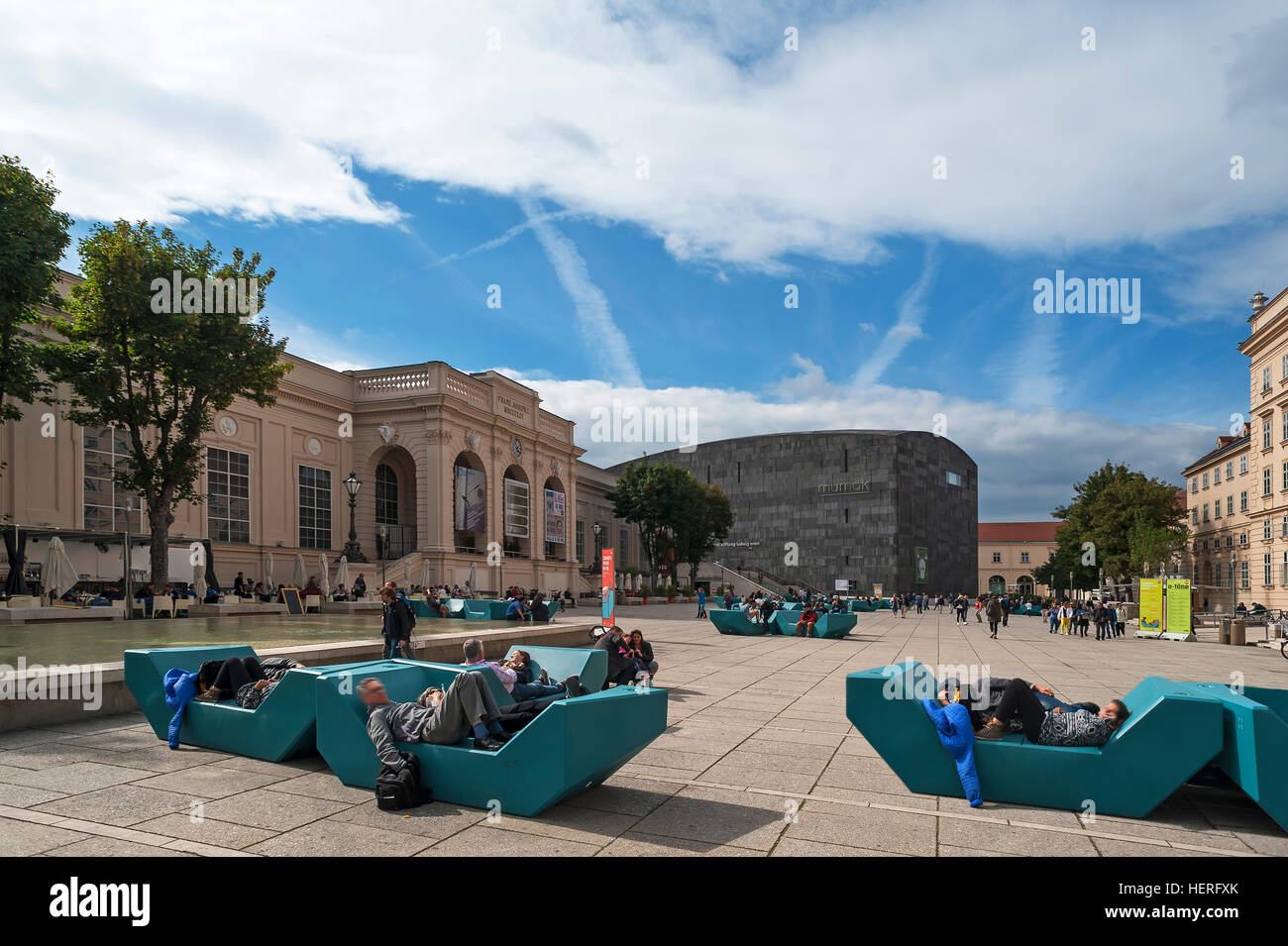 Posti a sedere nel cortile, Museumsquartier, Tanzquartier, il Museo di Arte Moderna Fondazione Ludwig, Vienna, Austria Foto Stock