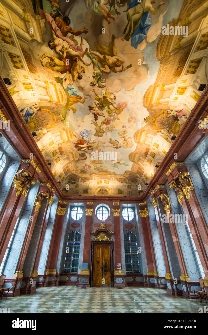 Sala di marmo con il suo soffitto dipinto, l'Abbazia di Melk, Melk, Wachau, Austria Foto Stock