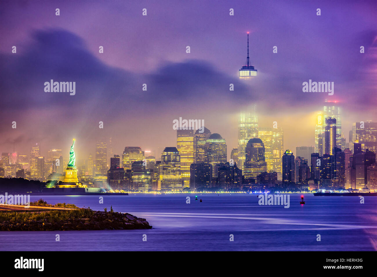 New York skyline della città in una notte di nebbia. Foto Stock