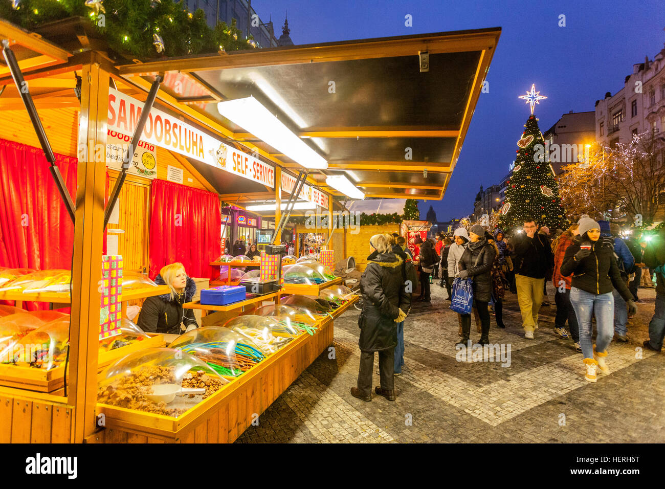 Mercatino di Natale Piazza Venceslao gente shopping Praga, Repubblica Ceca Foto Stock