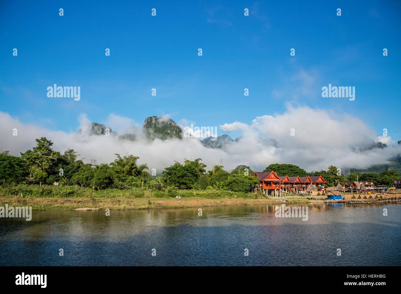 Uno scenario tranquillo a Vang Vieng e Nam Song River Foto Stock