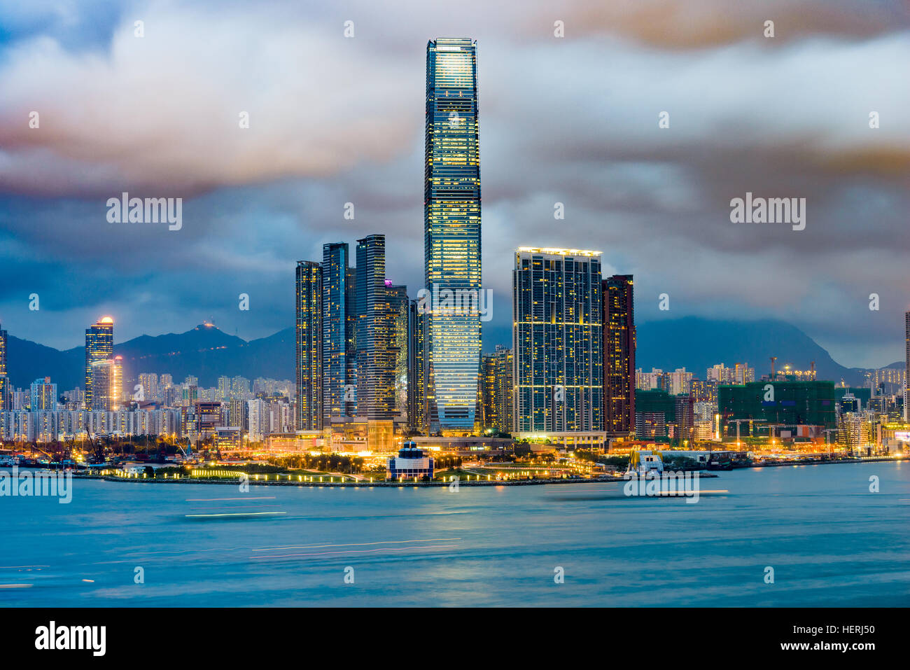 Hong Kong Cina skyline di Kowloon su Victoria Harbour. Foto Stock