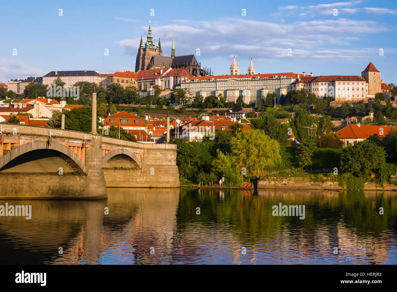 Skyline della città lungo il fiume Vitava, Praga, Repubblica Ceca Foto Stock
