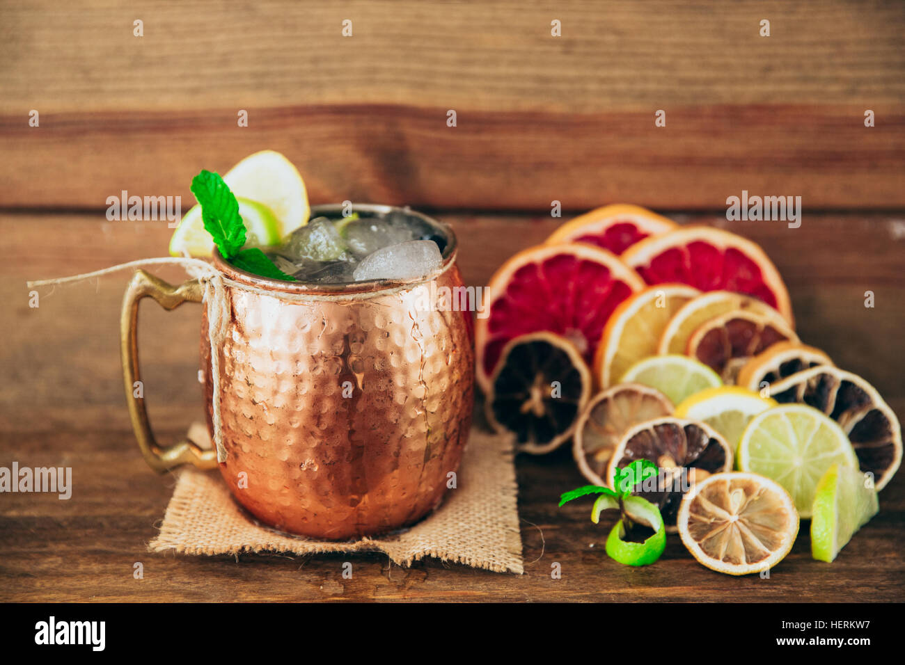 Moscow mule in una tazza di rame Foto Stock