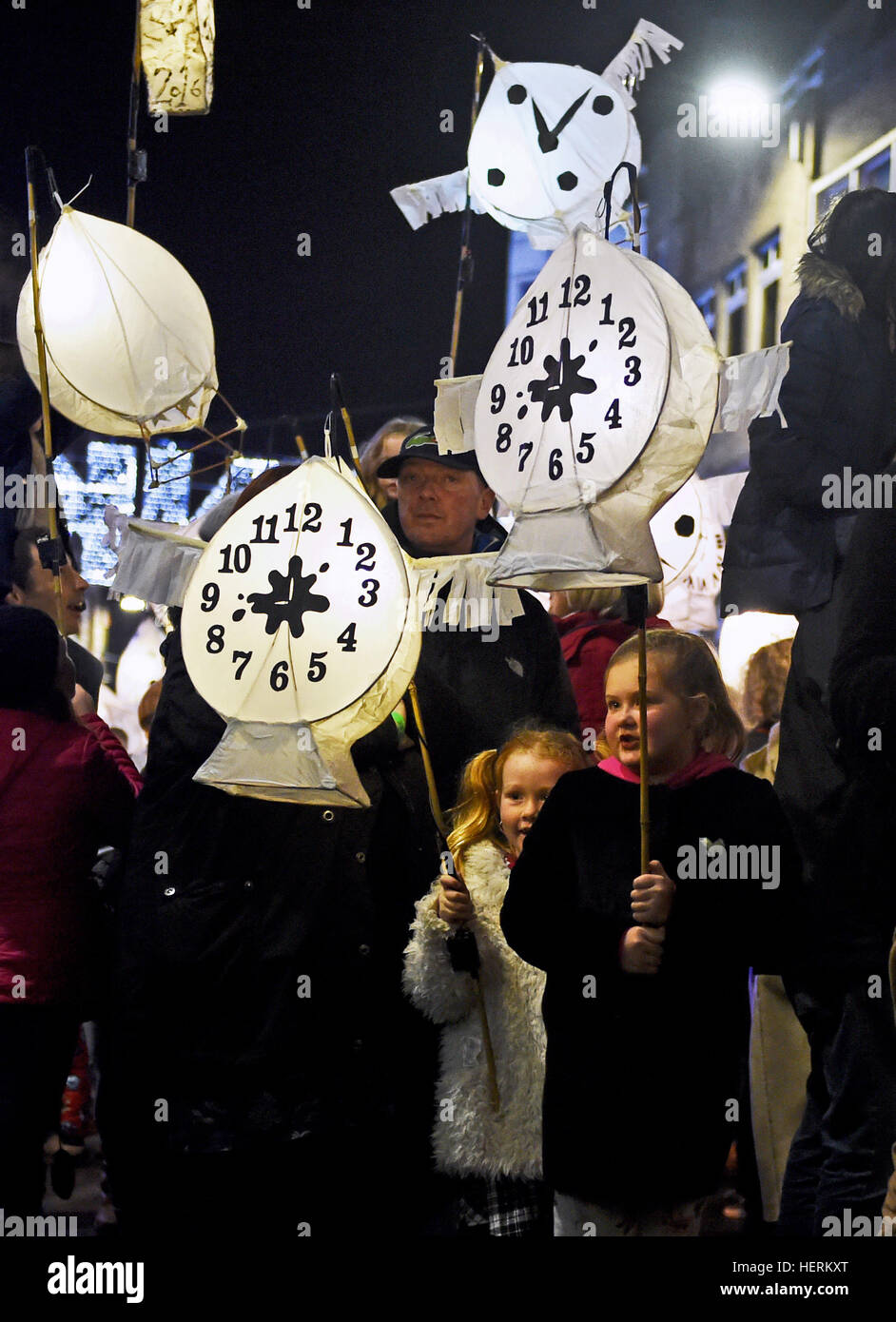 Brighton Sussex Regno Unito 21 Dicembre 2016 - Migliaia di persone in giro per la masterizzazione annuale gli orologi lanterna processione e fuochi in Brighton questa sera. L evento è organizzato dalla stessa Sky community arts carità per celebrare il solstizio d'inverno e per riflettere sull'anno andato dalla fotografia scattata da Simon Dack Foto Stock