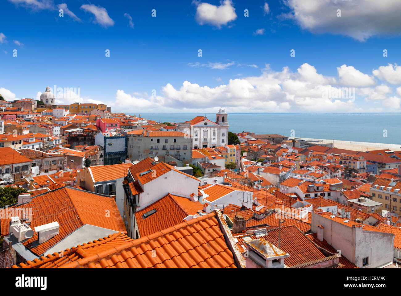 Vista di Alfama da Miradouro de Santa Luzia, Lisbona, Portogallo Foto Stock