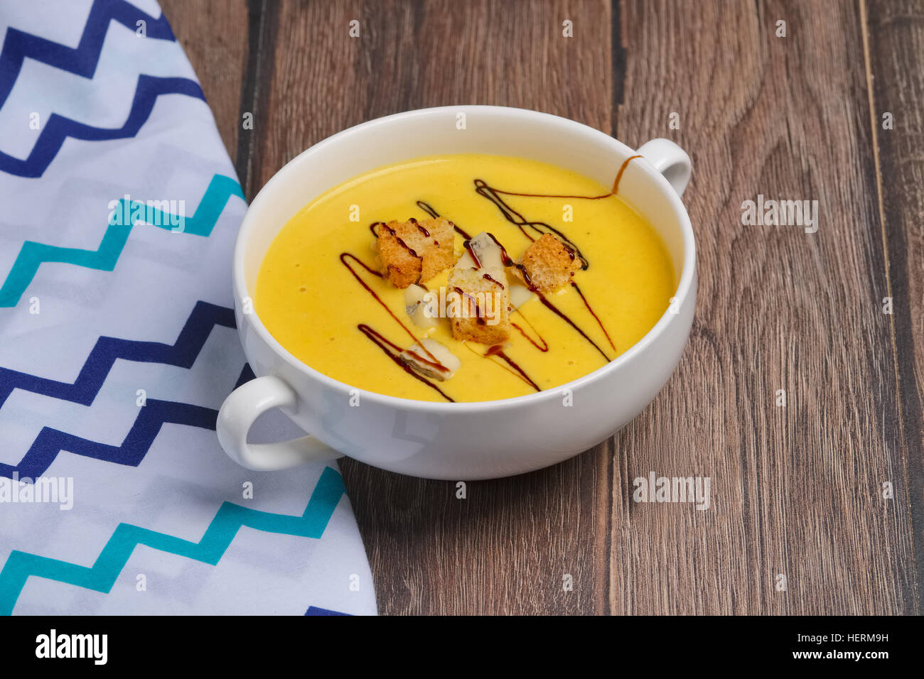 Piatto di zuppa di zucca sul tavolo di legno Foto Stock