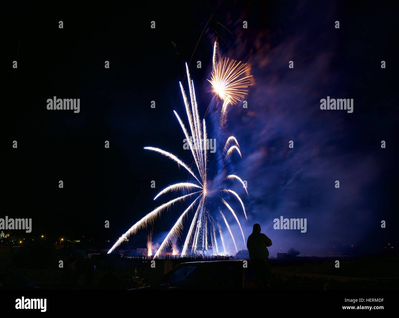 Silhouette di un uomo guardando uno spettacolo pirotecnico, Malta Foto Stock