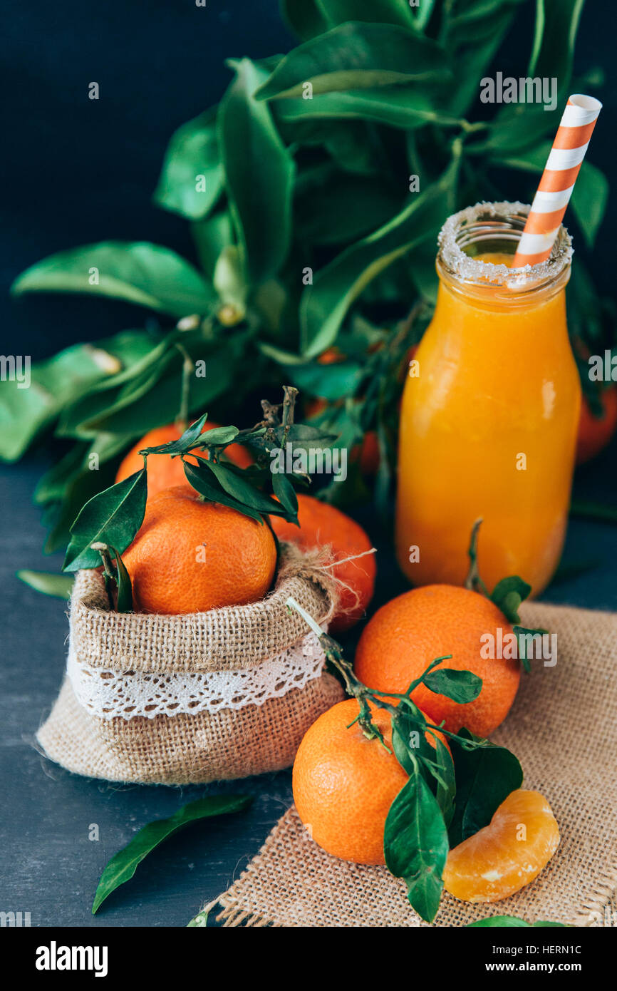 Arance e spremuta di arancia fresca Foto Stock
