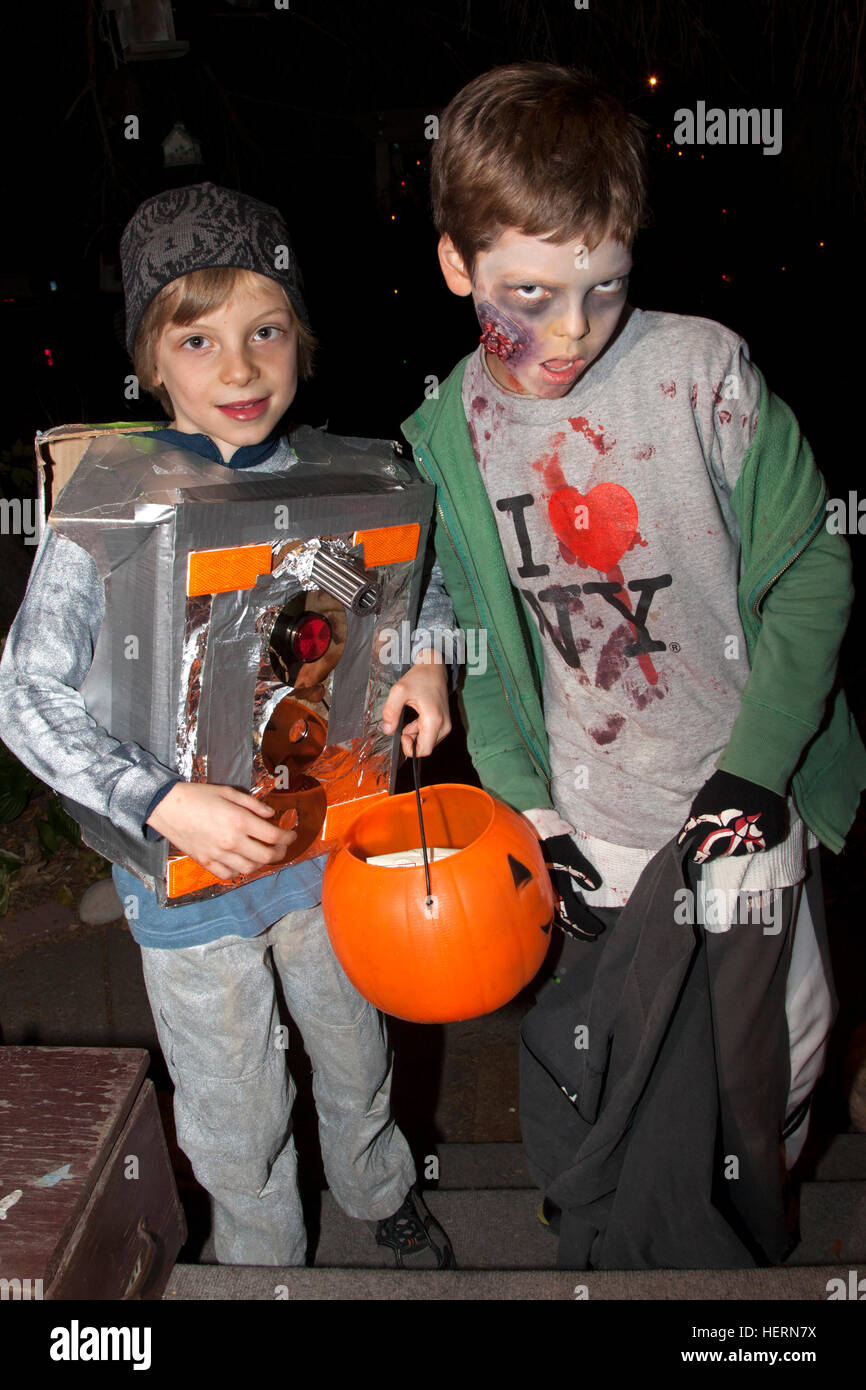 Pericoloso robot pungenti e feriti ghoul Halloween Trick or treaters fuori per spaventare noi fuori del nostro candy. St Paul Minnesota MN USA Foto Stock