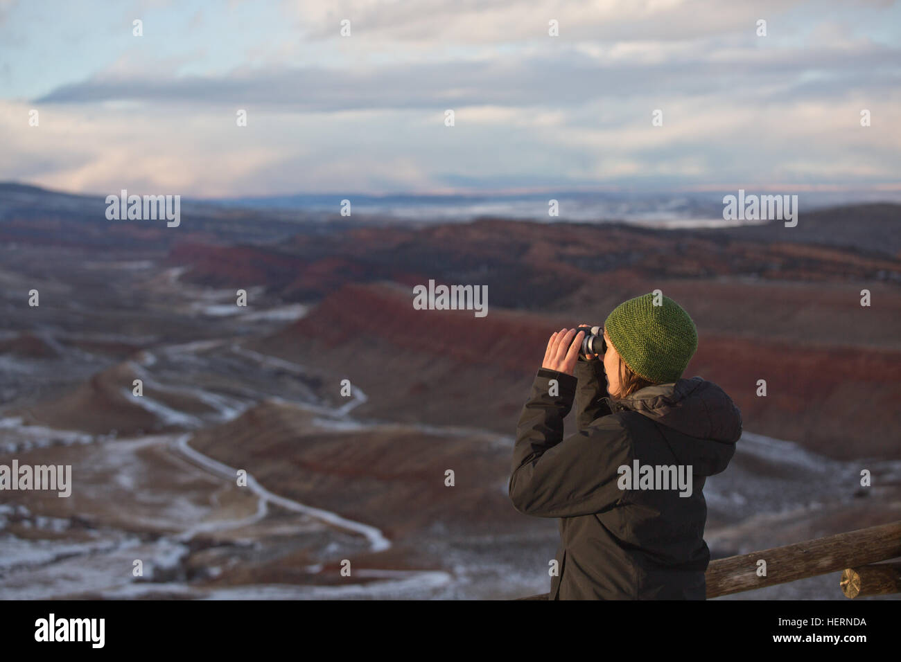 Donna che guarda attraverso binocoli, Wyoming, Stati Uniti Foto Stock