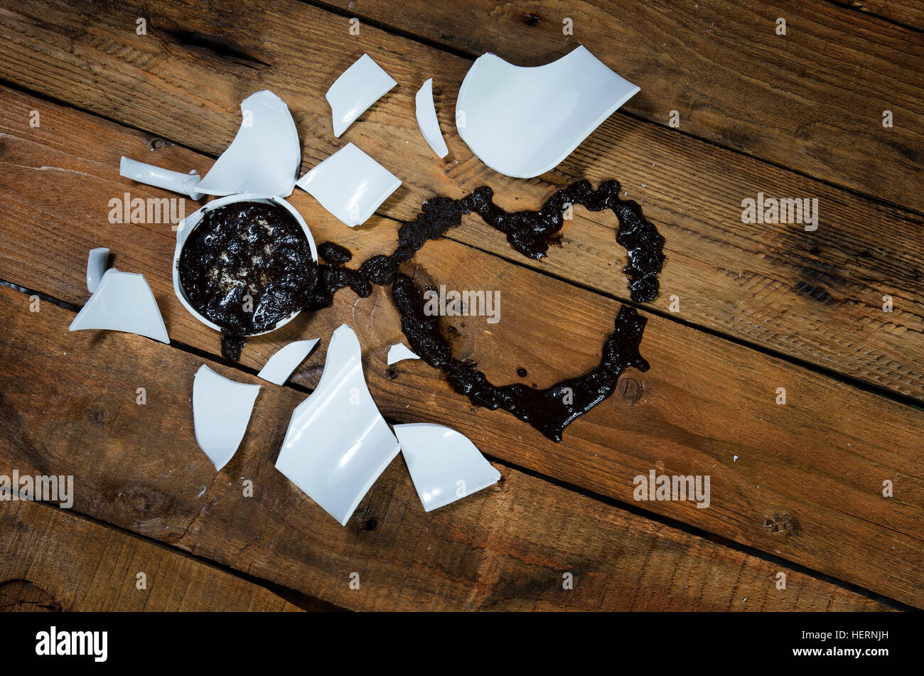 Indovinare in amore con il caffè macinato dal bicchiere rotto. Foto Stock