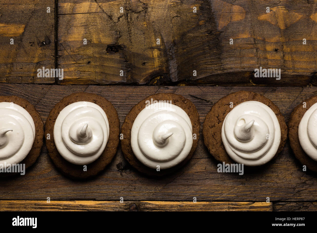 Cioccolata calda i cookie con marshmallow meringa su marrone scuro legno rustico sfondo Foto Stock