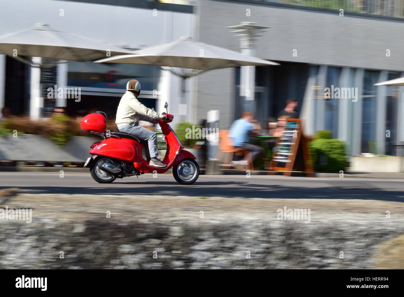 Scooter rosso sul suo modo Foto Stock