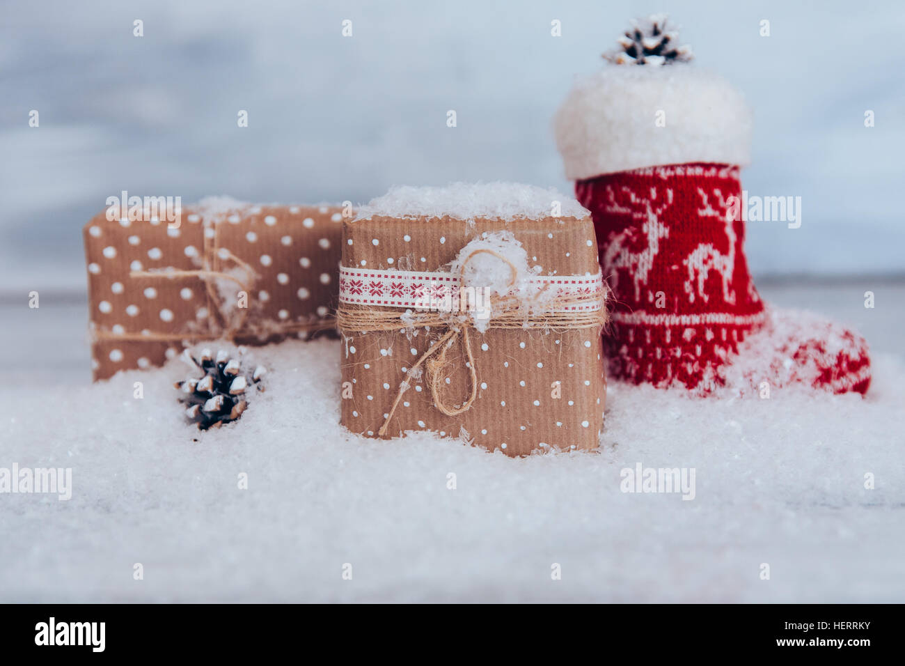 Regali di natale, decorazioni e fake snow Foto Stock