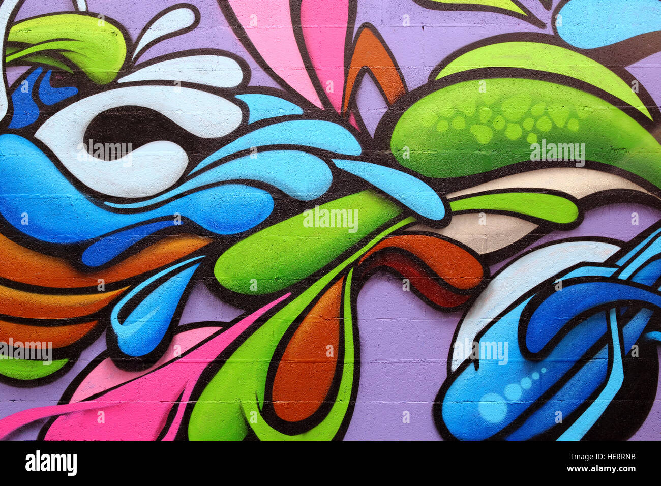 Dettaglio di un coloratissimo graffito art su una parete, sfondo astratto Foto Stock