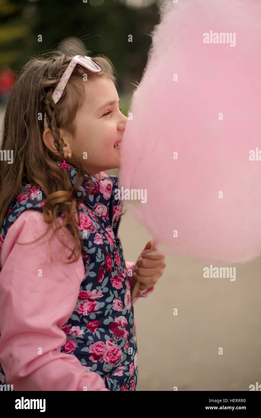 Ragazza mangiando caramelle di cotone Foto Stock