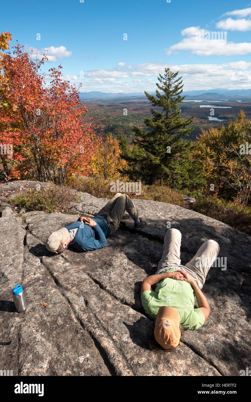 Gli escursionisti in appoggio sul vertice di stagno lungo la montagna in St. Regis Canoe Area di Adirondack State Park, New York. Foto Stock