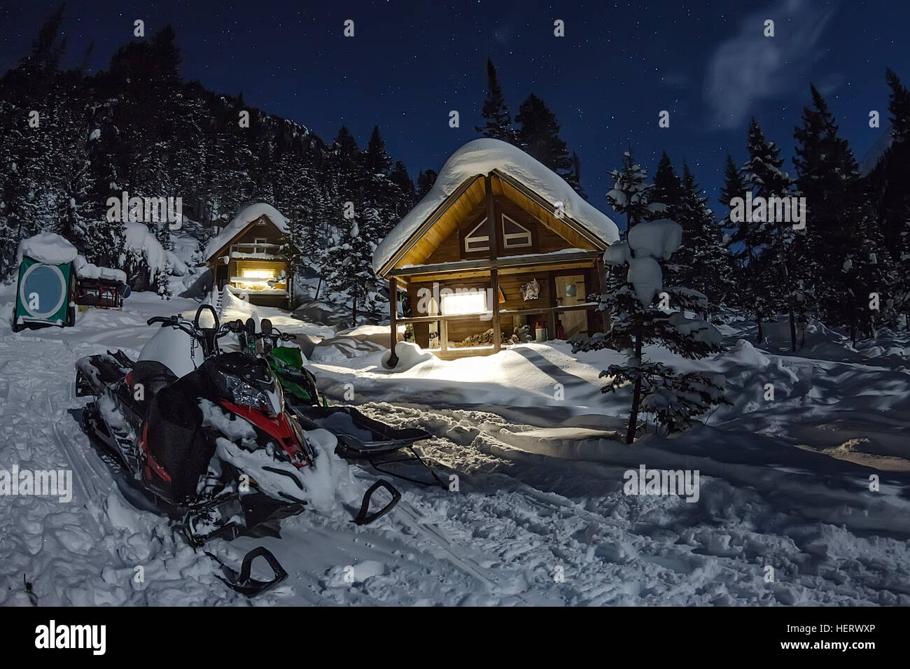 Motoslitta Da Casa Chalet Nella Foresta Di Inverno Con La Neve Alla Luce Della Luna E Cielo Stellato Foto Stock Alamy