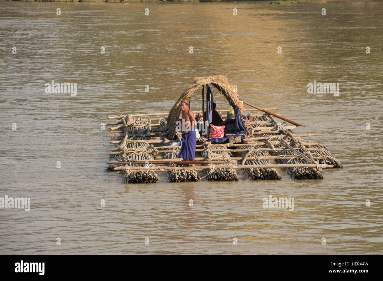 ASIA, Myanmar (Birmania), Divisione Sagaing, Kanee, Chindwin River, famiglia sul piccolo gommone fatto di bambù per il trasporto lungo il fiume Foto Stock