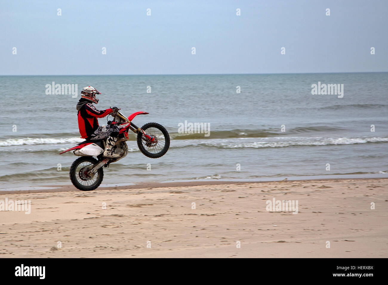 La moto su una ruota in riva al mare Foto Stock