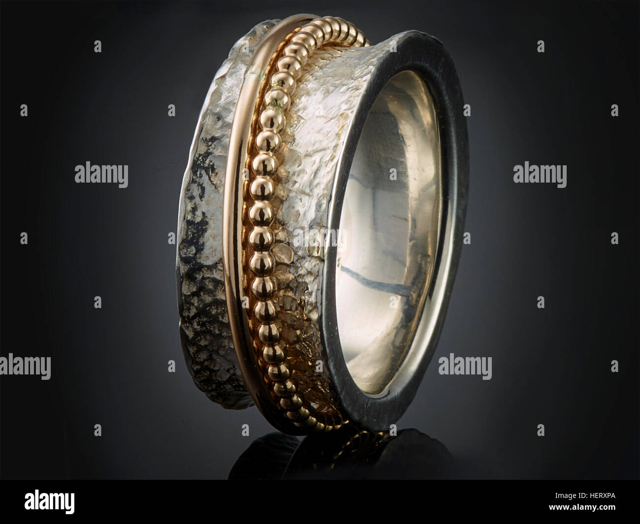 Bellissimo anello d'argento isolato su sfondo nero. Foto Stock