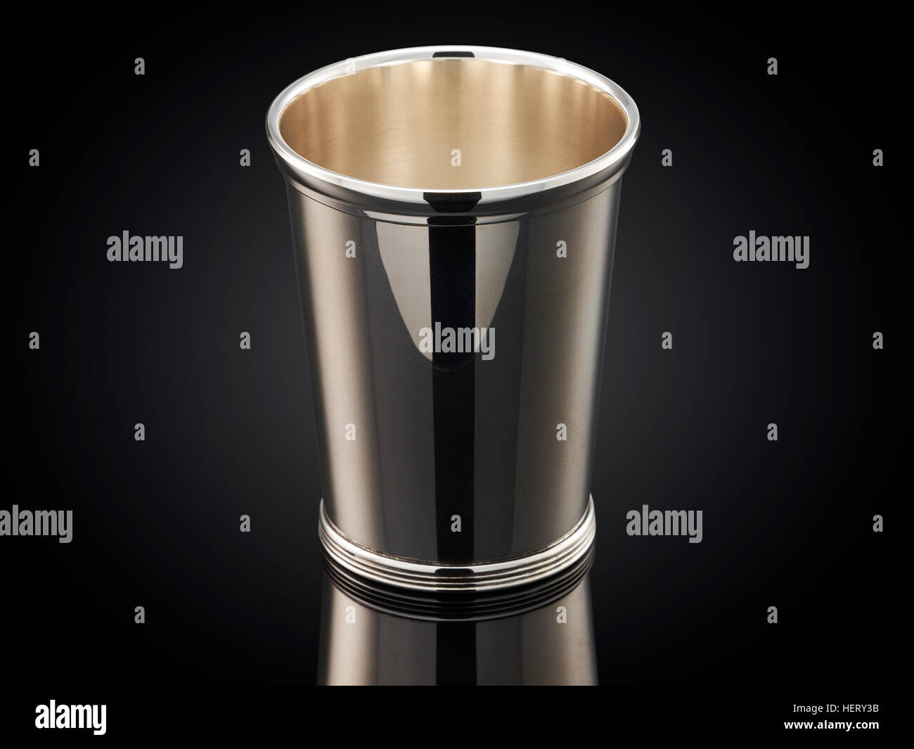 Bella silver cup su sfondo nero. Foto Stock