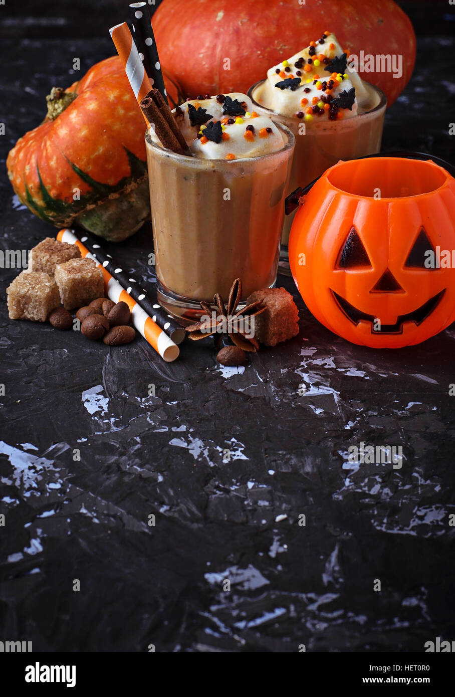 Zucca di Halloween spice latte. Messa a fuoco selettiva Foto Stock