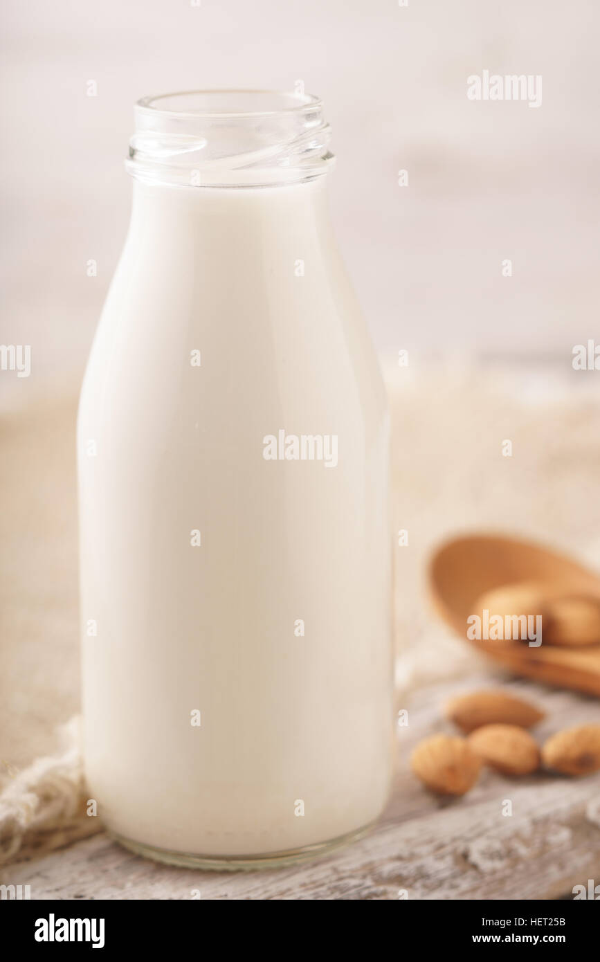 Latte di Mandorla in una bottiglia di vetro verticale Foto Stock
