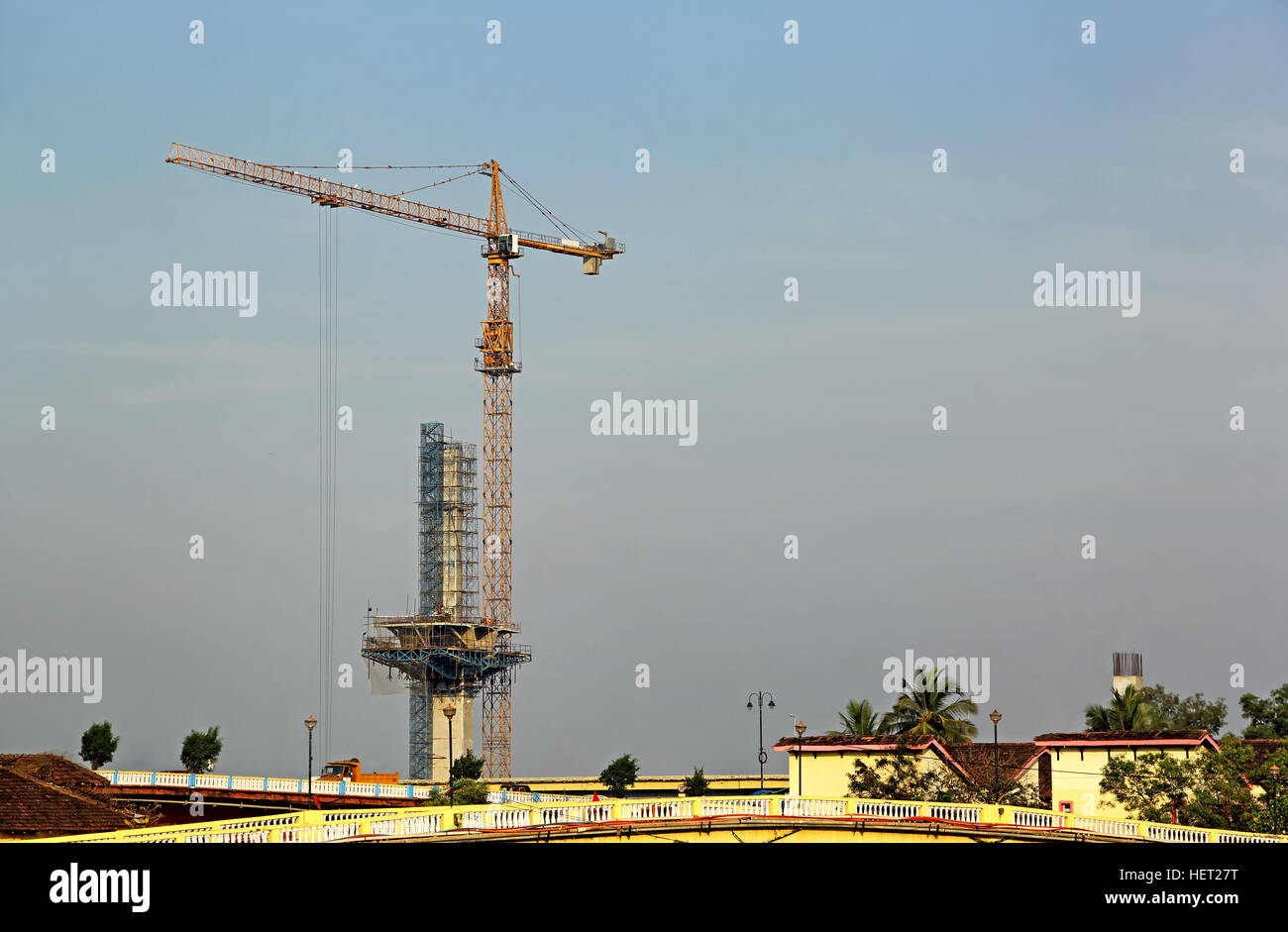 Costruzione moderna di tall molo di cemento del ponte mediante gru a torre Foto Stock