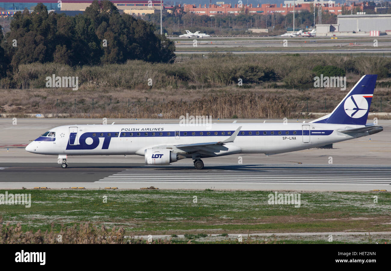 Le Linee Aeree Polacche LOT Embraer ERJ-195LR rullaggio lungo la pista di aeroporto El Prat di Barcellona, Spagna. Foto Stock