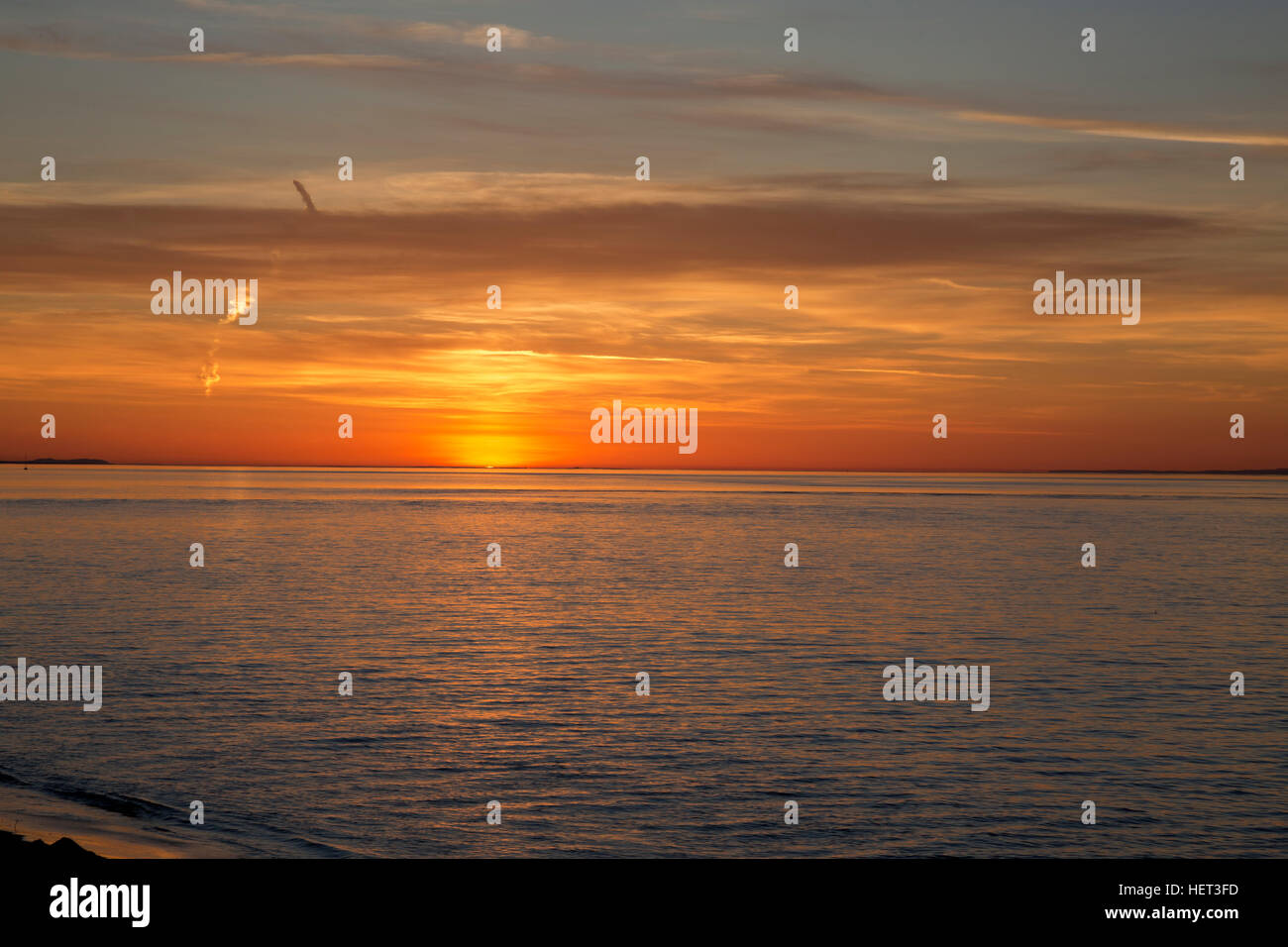 WA13017-00...WASHINGTON - tramonto sullo stretto di Juan de Fuca da Fort Worden stato parco vicino a Port Townsend. Foto Stock