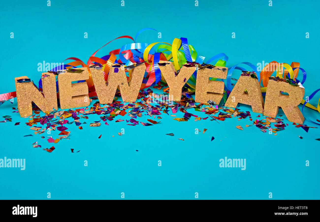 Cork lettere per il nuovo anno festa festa insieme con i residui di carta e nastro Foto Stock