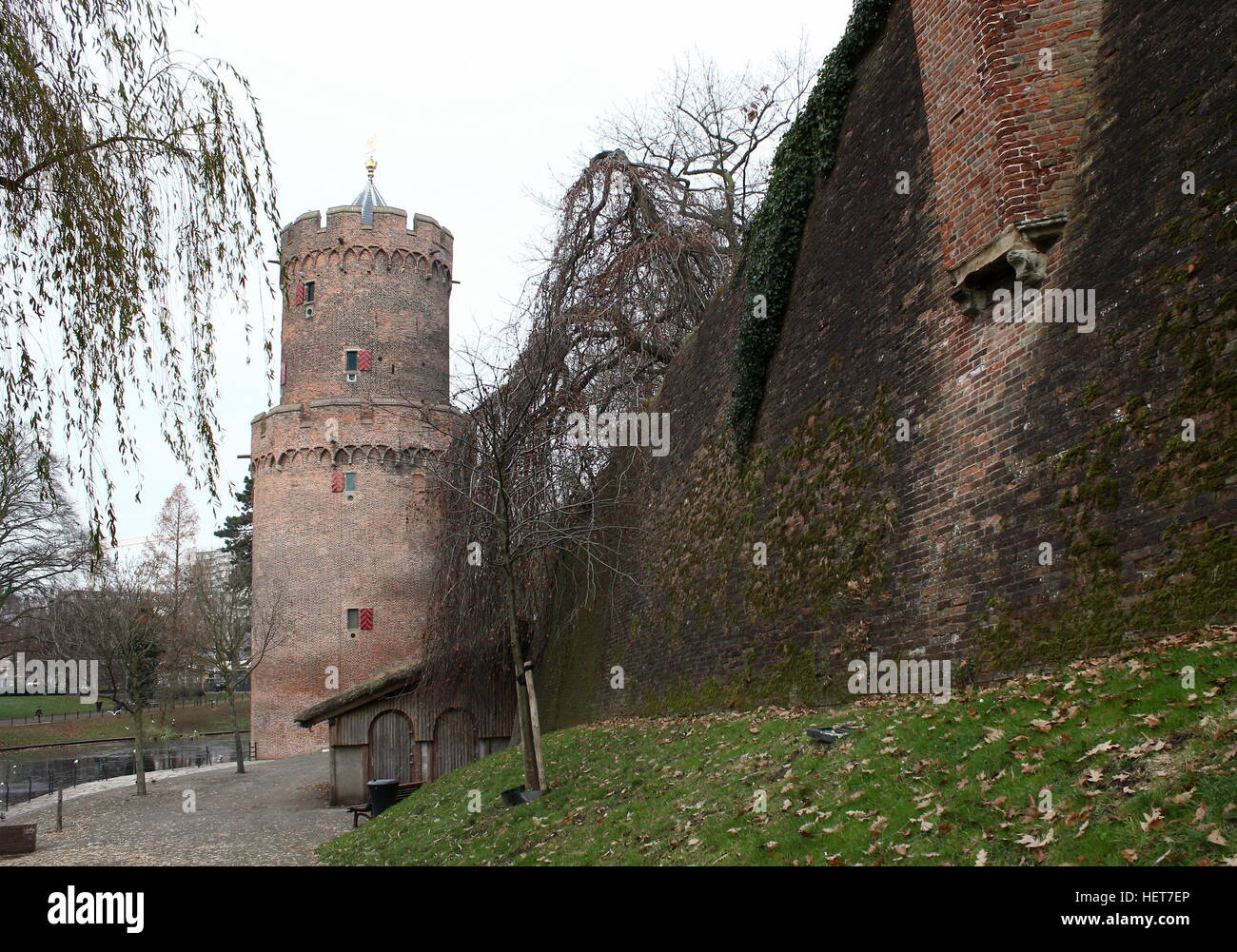 Città medievale a parete e bastioni a Kronenburgerpark nel centro di Nijmegen, Paesi Bassi. In background Kruittoren (1426) Foto Stock