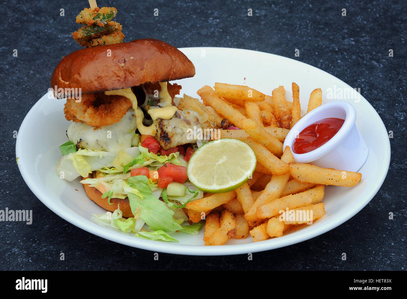 Hamburger e patatine presso il ristorante Schooner inTofino, Isola di Vancouver, British Columbia, Canada Foto Stock