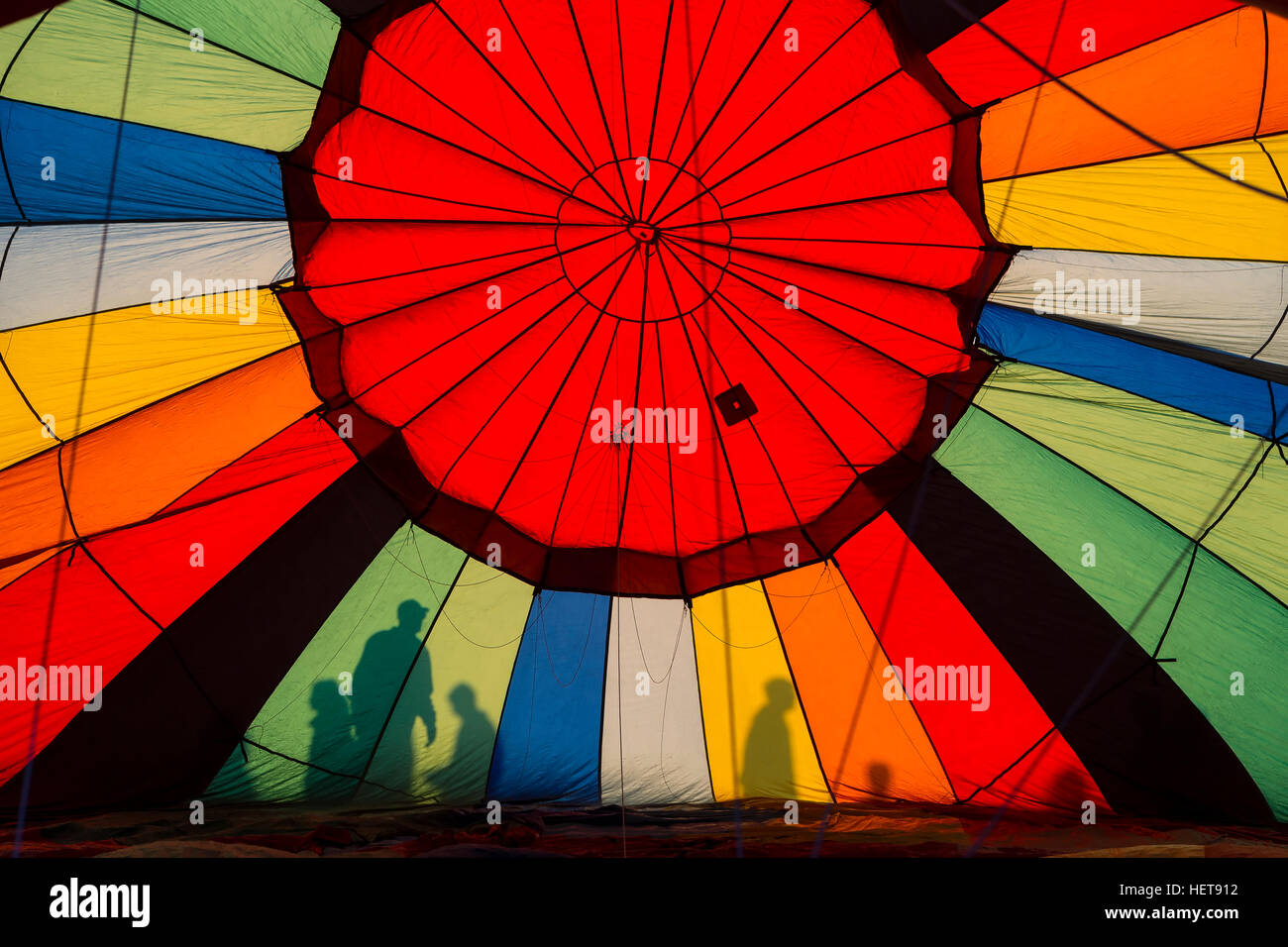 All'interno di una mongolfiera con ombre di persone sulla tettoia. Foto Stock
