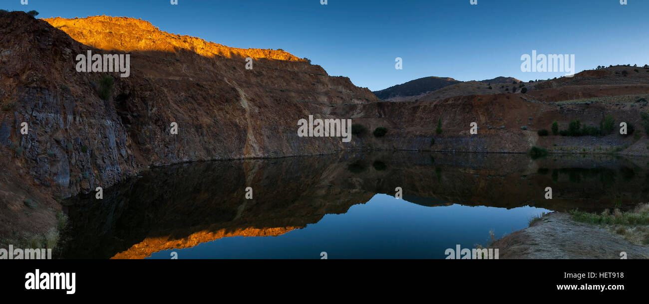 Vecchia miniera vicino a Virginia City Nevada ora riempito con acqua e pesce. Foto Stock