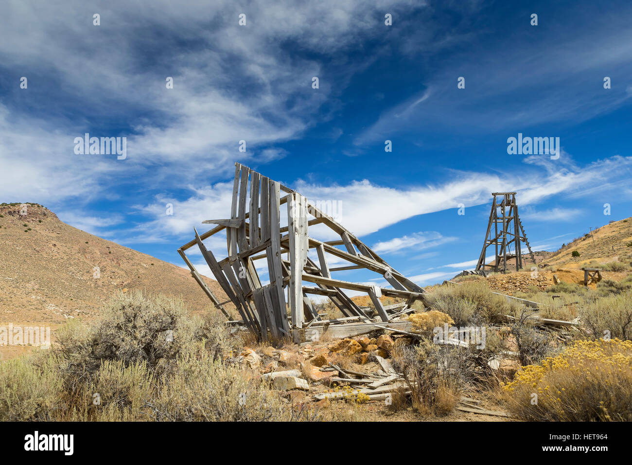 Vecchia miniera telaio della testa nel deserto del Nevada sotto il cielo blu con nuvole. Foto Stock