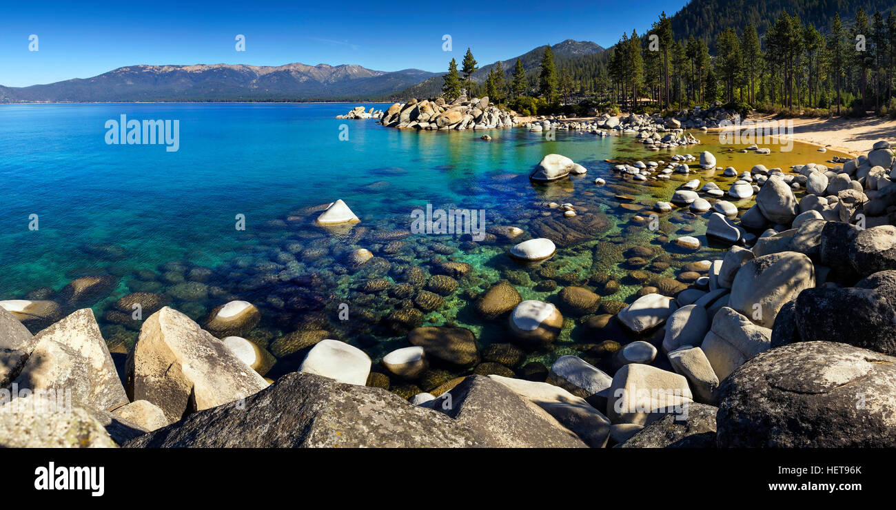 Sand Harbor, Lake Tahoe, Nevada, in una giornata di sole con il cielo blu e chiaro l'acqua. Foto Stock