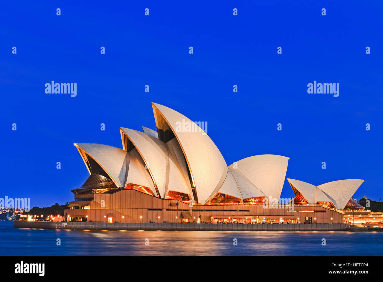 Sydney, Australia - 15 Novembre 2016: iconico mondi degli edifici - Sydney Opera House nella piena gloria al tramonto, illuminato. Foto Stock