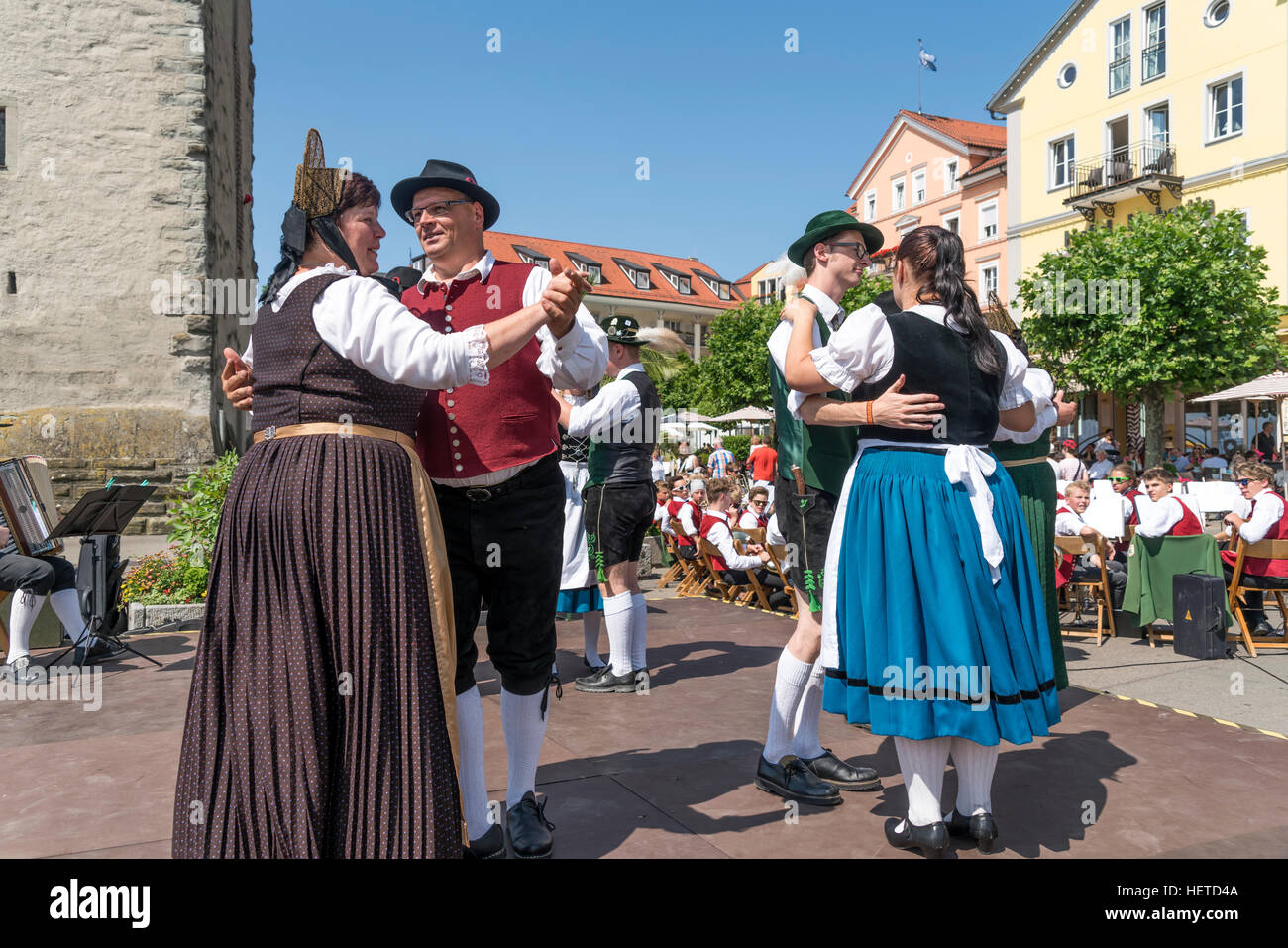 Danze popolari balli di gruppo in costumi tradizionali, Lindau, Lago di Costanza, Baviera, Germania, Europa Foto Stock
